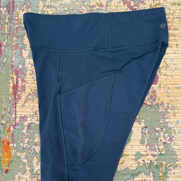 💙 Athleta Navy Athletic Capri Pants. - Picture 4 of 10